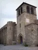 Kirche von Champdieu - Glockenturm-Vorbau, romanische Kirchentür und Befestigungen der befestigten romanischen Kirche