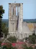 Kirche in Larchant - Turm der Kirche Saint-Mathurin, Häuserdächer des Dorfes und Bäume