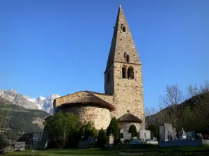 Kirche Mère-Église von Saint-Disdier - Kirche Mère-Église oder Kapelle der Gicons im romanischen Baustil mit Glockenturm aus Stein, und Dach aus Stroh und Schiefer, Friedhof und Berge des Dévoluy