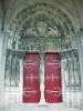 Kirche in Saint-Loup-de-Naud - Gemeisseltes Kirchenportal, im Frühgotik Stil, der romanischen Kirche Saint-Loup
