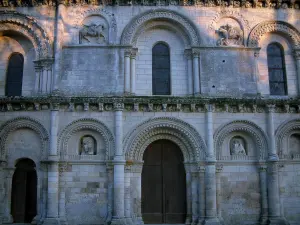 Kirche von Surgères - Kirche Notre-Dame romanischen Stiles