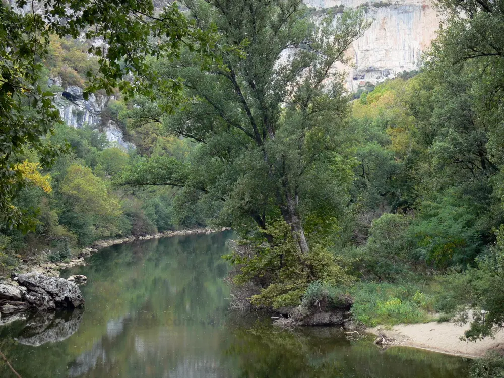 De kloof van de Aveyron - Kloof van de Aveyron: De met bomen omzoomde rivier de Aveyron