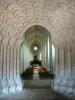 Koninklijke abdij van Celles-sur-Belle - Binnen in de abdijkerk van de Notre Dame: Romaanse schip met bogen en gelobde