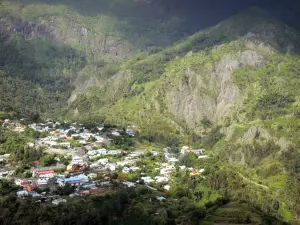 Krater Cirque de Cilaos - Uitzicht op het dorp van Palmiste Rouge