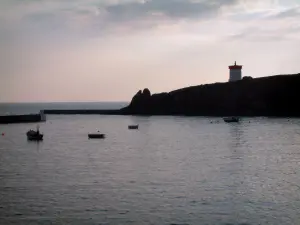Küstengebiet der Bretagne - Meer (Atlantik), Barken, und Spitze einer Küste mit ihrem Leuchtturm