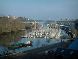 Küstengebiet der Bretagne - Bäume, Kais und Hafen mit Booten, Schiffen und Segelbooten