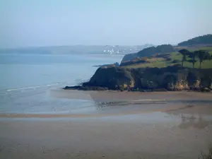 Küstengebiet der Bretagne - Meer (Atlantik) bei Ebbe, Sand, und Steilküste (Küste)