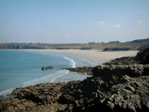 Küstengebiet der Bretagne - Felsen und fabelhafter Sandstrand, dann Küste in der Ferne