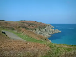 Küstengebiet der Bretagne - Wilde Küste bedeckt mit Gras und Meer, türkises Wasser