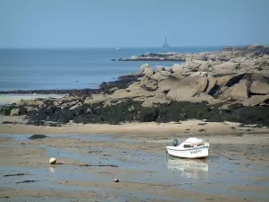Küstengebiet der Bretagne - Ebbe und kleine Boote, Küste mit ihren Felsen und ihren Algen, dann Meer