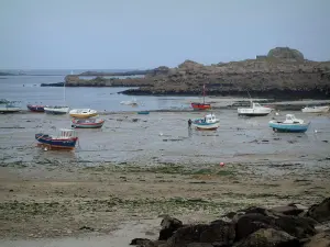 Küstengebiet der Bretagne - Ebbe mit kleinen Booten und Schleppnetzfischern, Algen, Küsten und Felsen, dann Meer