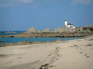Küstengebiet der Bretagne - Sandstrand, Algen, Meer (der Ärmelkanal),Felsen und kleiner Leuchtturm