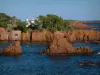 Küstengebiet der Côte d'Azur - Massiv Estérel: wilde Küste mit Kiefern (Bäume) und Haus, rote Felsen (Porphyr) und Mittelmeer