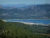 Küstengebiet der Côte d'Azur - Von dem Dorf Gassin aus, Blick auf den Wald, den Golf von Saint-Tropez und die Hügel des Massivs Maures