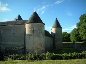 La Chapelle-d'Angillon城堡 - 游览城堡的墙壁（Alain-Fournier博物馆）和树木