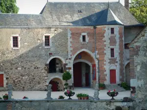 La Chapelle-d'Angillon城堡 - 拥有Alain-Fournier博物馆的城堡：内部庭院和带炮塔的房屋