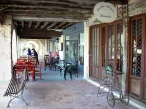 Labastide-d'Armagnac - Terrasse de restaurant sous les arcades de la place Royale