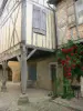 Labastide-d'Armagnac - Vieilles maisons à pans de bois et rosier grimpant en fleurs