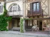 Labastide-d'Armagnac - Boutique et maisons à couverts de la place Royale