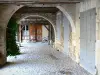 Labastide-d'Armagnac - Sous les arcades de la bastide médiévale