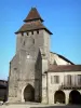 Labastide-d'Armagnac - Clocher fortifié de l'église Notre-Dame, place Royale et maison à arcades abritant la mairie de Labastide-d'Armagnac