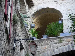 Labeaume - Arcade of a house and wall lantern