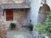 Labeaume - Arco y la fachada de una casa de piedra