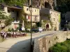 Labeaume - Terrasse de restaurant et maisons du village au pied des falaises des gorges de la Beaume