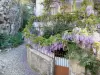 Labeaume - Casa decorada con glicinas en flor