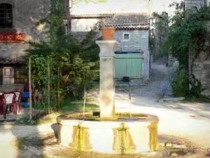 Labeaume - Fontaine and houses of the village