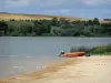 Lac de Bairon - Plage de sable, barque, retenue d'eau et rive arborée