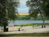 Lac de Bairon - Base de loisirs : plage de sable agrémentée d'arbres, estivants et retenue d'eau