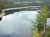 Lac du barrage de Sarrans - Retenue d'eau et ses rives boisées ; dans le Carladez