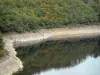 Lac du barrage de Sarrans - Retenue d'eau et sa rive verdoyante