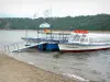 Lac de Bort-les-Orgues - Embarcadère du château de Val pour une croisière en bateau sur le lac