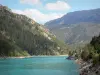 Lac de Chaudanne - Retenue d'eau couleur émeraude, rives et montagnes ; dans le Parc Naturel Régional du Verdon
