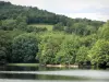 Lac de Chaumeçon - Lac artificiel et sa rive boisée ; dans le Parc Naturel Régional du Morvan