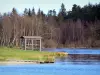 Lac de Devesset - Plan d'eau et rive plantée d'arbres