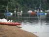 Lac d'Éguzon - Lac de Chambon : plage de Chambon (sur la commune d'Éguzon-Chantôme), pédalo, et bateaux sur la retenue d'eau