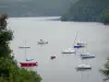 Lac d'Éguzon - Lac de Chambon : vue sur la retenue d'eau avec des bateaux, et les rives boisées