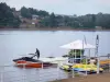 Lac d'Éguzon - Lac de Chambon : club nautique, retenue d'eau et rive plantée d'arbres