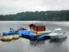 Lac d'Éguzon - Lac de Chambon : bateau-école, retenue d'eau et rive boisée