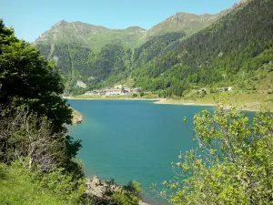 Lac de Fabrèges - Vue sur le lac de barrage et la station de ski d'Artouste entourés de montagnes pyrénéennes ; dans la vallée d'Ossau, en Béarn