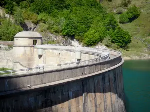 Lac de Fabrèges - Barrage et lac de Fabrèges ; dans la vallée d'Ossau