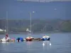 Lac de Nantua - Lac, bateaux amarrés à un ponton, et rive boisée ; dans le Haut-Bugey