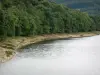 Lac de Pannecière - Lac artificiel (lac-réservoir de Pannecière-Chaumard) et sa rive boisée ; dans le Parc Naturel Régional du Morvan