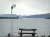 Lac de Pareloup - Plateau du Lévézou : banc avec vue sur la retenue d'eau