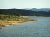 Lac de Saint-Ferréol - Bassin, rives, arbres et collines