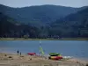 Lac de Saint-Ferréol - Rive avec des catamarans, bassin et collines couvertes d'arbres