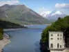 Lac du Sautet - Lac artificiel, bâtiment attenant au barrage et montagnes ; dans le Trièves